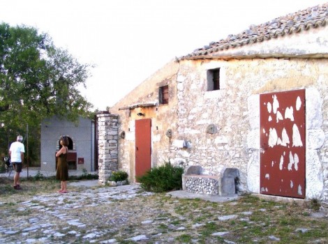 FARMHOUSE WITH TWO ROOMS AND GARDEN